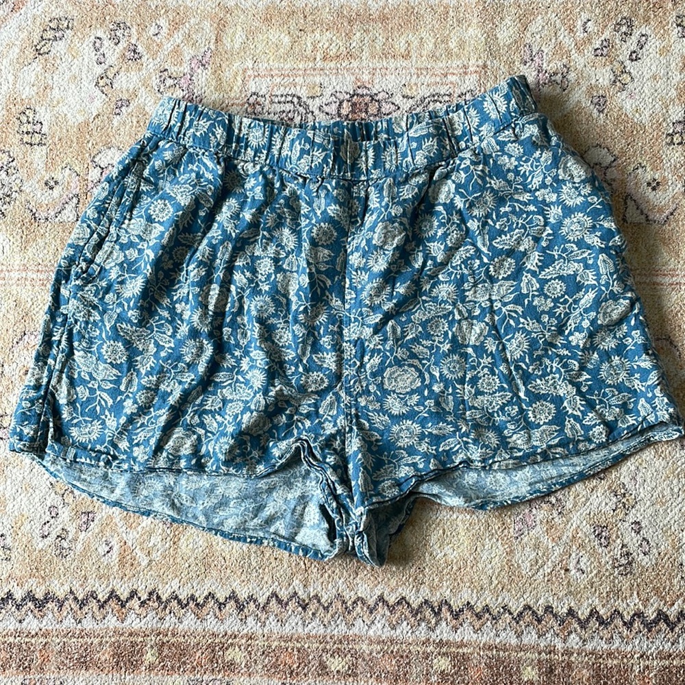 Universal thread target shorts size medium blue floral M